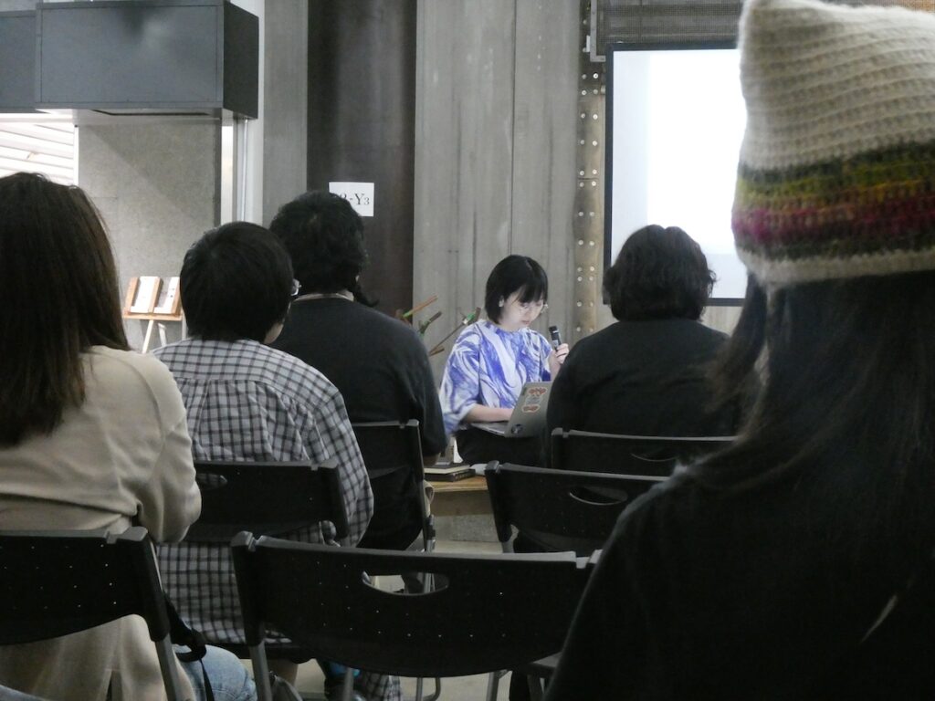in the blue shirt、okadada、長濵よし野「想像の体操～わたしの地層を考える～」受講の様子